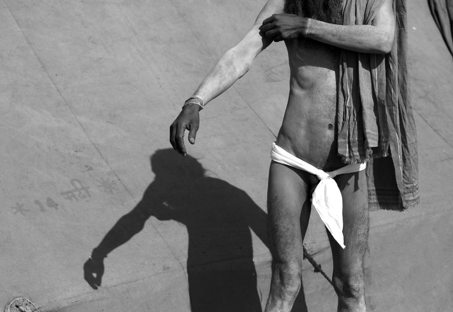 05_sadhu.shadow.kumbh.india.jpg